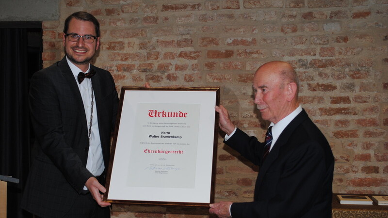 Bürgermeister Matthias Kohlmayer überreichte Walter Bramenkamp (rechts) die Urkunde zum Ehrenbürger.