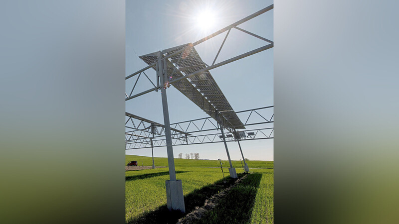 Doppelte Nutzung mit Agri-Photovoltaik: Das Gerüst mit den Modulen ist besonders hoch, sodass die Fläche darunter weiterhin für die Landwirtschaft zur Verfügung steht.