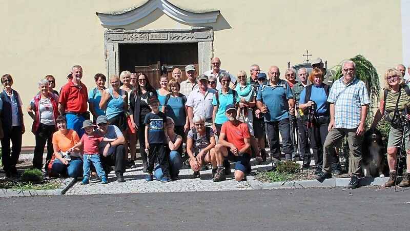 Die Teilnehmer an der Familienwanderung vor der Kirche in Maxov/Maxberg, die in kommunistischer Zeit als Schafstall genutzt wurde.