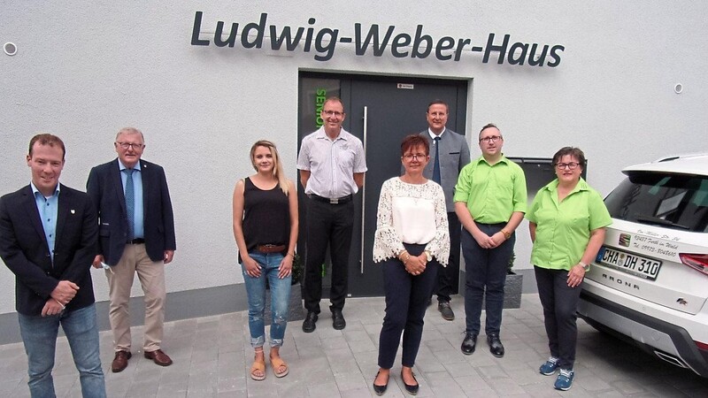 Ehrengäste bei der Einweihung des "Ludwig-Weber-Hauses", der ersten Seniorenwohngemeinschaft in Eschlkam.