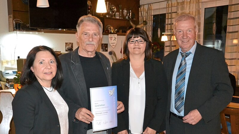Gerd Fellner wurde für 70 Jahre TSV-Mitgliedschaft geehrt. Zweite Vorsitzende Ulrike Simon, Finanzverwalterin Ulrike Jäckel und dritter TSV-Chef Herbert Knier (v. l.) gratulierten.
