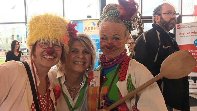 2020 gab's noch Grund zum Lachen: Messeveranstalterin Gabi Menacher mit zwei Klinik-Clowns.