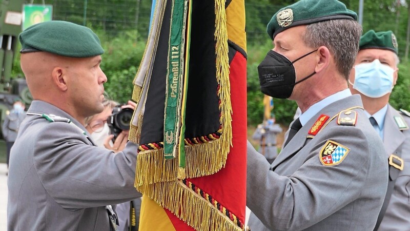 Die Fahnenübergabe durch Brigadegeneral Björn F. Schulz an den neuen Kommandeur Falko Dreher (li.) war ein sehr emotionaler Moment.