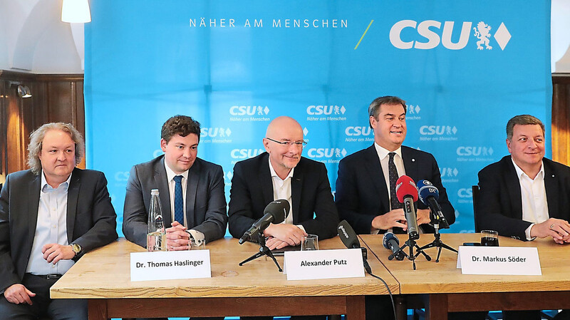 Präsentierten sich bei der Pressekonferenz am Donnerstag in alter neuer Einigkeit: (von links) Landtagsabgeordneter Helmut Radlmeier, zweiter Bürgermeister und Kreisvorsitzender Thomas Haslinger, Ex-FDP-Mann und nun CSUler, Alexander Putz, Ministerpräsident Markus Söder, Staatsminister und designierter Vorsitzender der CSU-Niederbayern, Christian Bernreiter und neuer Fraktionsvorsitzender CSU/LM/JL/BfL Thomas Küffner