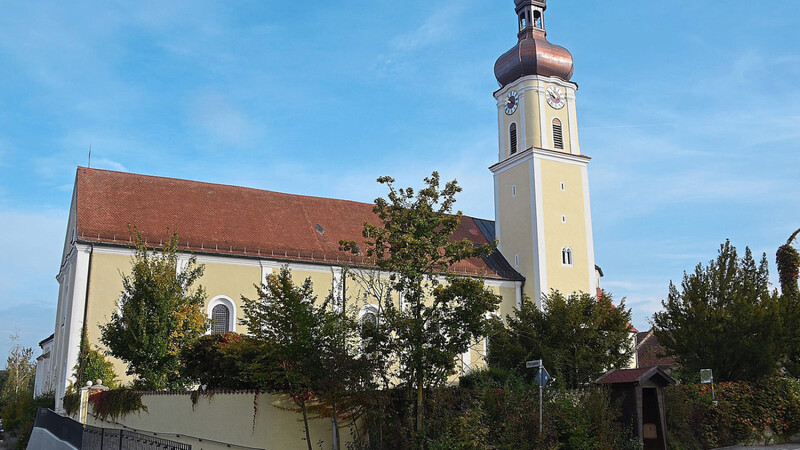 In neuem Glanz erstrahlt der Turm der Pfarrkirche Riekofen.