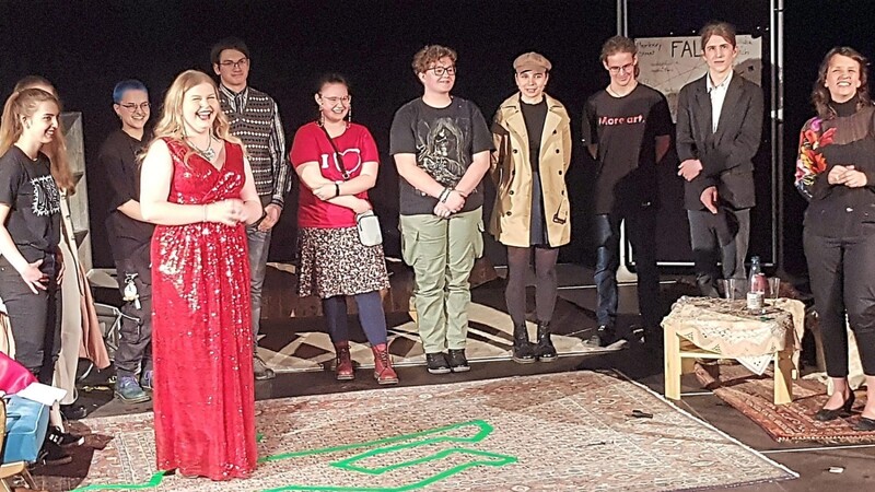 Die Freude über den gelungenen Theaterabend stand der Oberstufentheatergruppe um "Theatermama" Bettina Wensauer (re.) regelrecht ins Gesicht geschrieben.