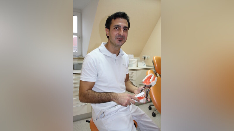 Der Zahnarzt Christos Lattas weiß, wie man die Zähne richtig putzt. (Foto: dv)