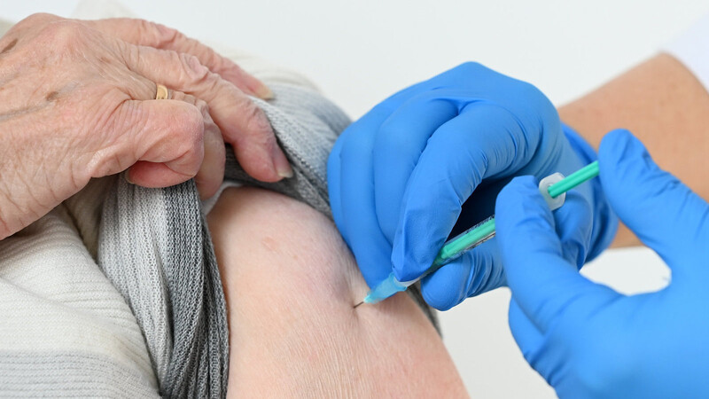Eine Seniorin bekommt ihre Impfung gegen Covid-19 verabreicht. Ein kleiner Pieks, auf den besonders viele ältere Menschen sehnlich warten.
