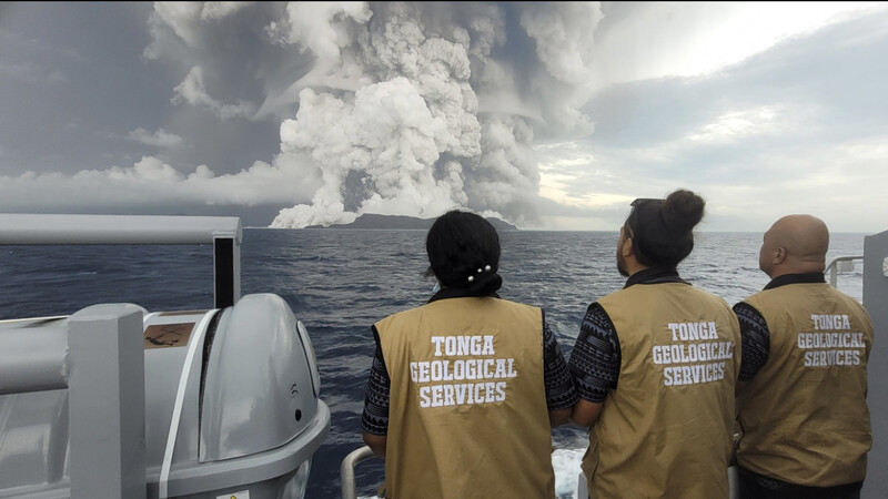 Der größte Vulkanausbruch der letzten 140 Jahre: Im Januar 2022 bricht in der Südsee der Hunga-Tonga-Hunga-Ha'apai aus.