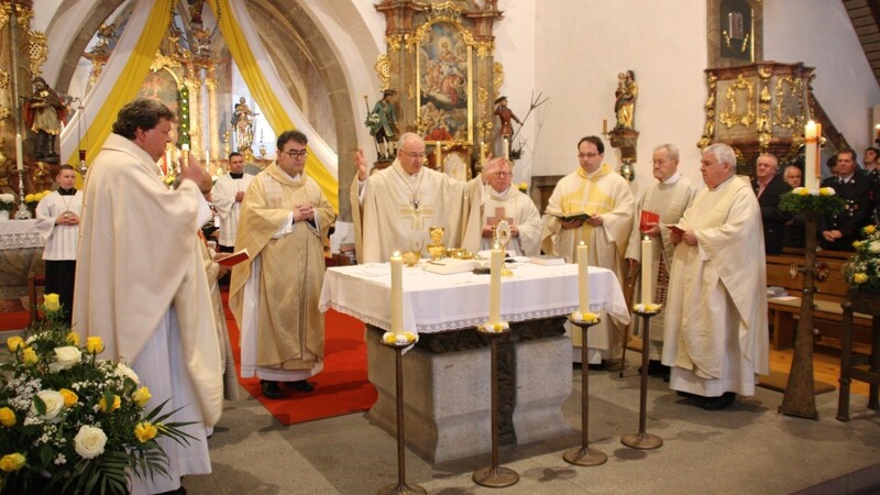 2019 feierte Bischof Voderholzer den Patroziniumsgottesdienst in Miltach. Heuer werden nur drei Priester zelebrieren.