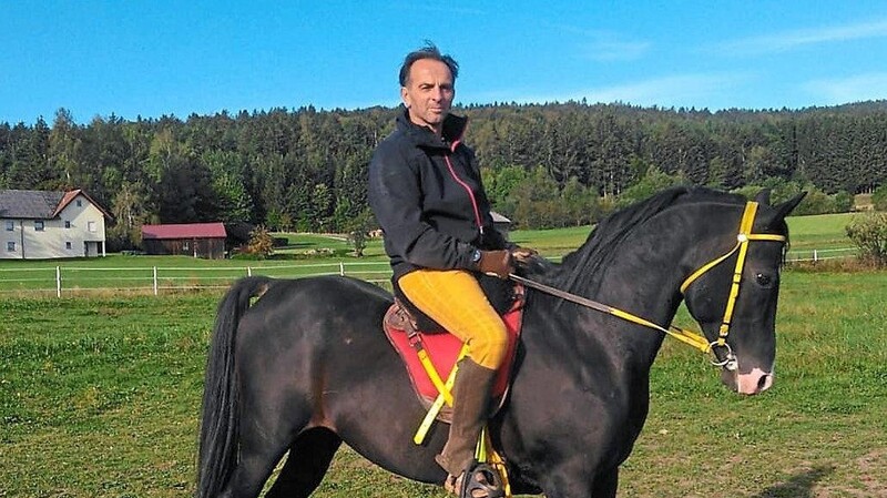 Mario Di Lenardo lebt für seine Pferde. Seit 2019 wohnt er in Tiefenbach und züchtet dort Araber. Pferde sind für ihn Freiheitssymbol.