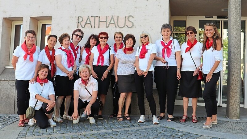 Die Damen des TSV Plattling "Gymnastik mit Musik" trafen sich am traditionellen Treffpunkt für den Volksfestauszug und liefen gemeinsam zum Festplatz.