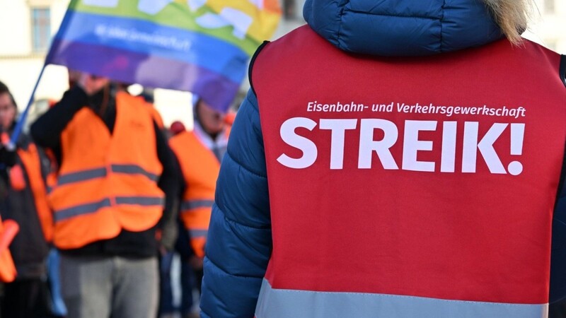 "Streik!" steht auf der Warnweste einer Teilnehmerin am Warnstreik vor dem Erfurter Hauptbahnhof.