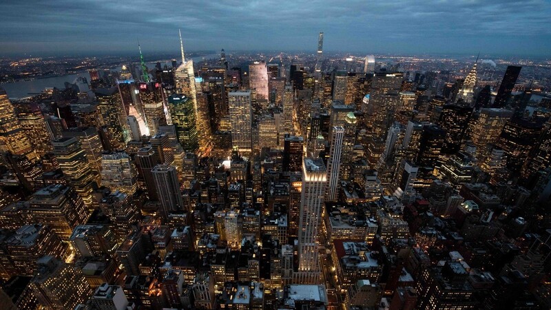 Die Skyline von Midtown Manhattan der Stadt New York City (USA) ist am 01.03.2016 in der Dämmerung vom Empire State Building aus zu sehen.