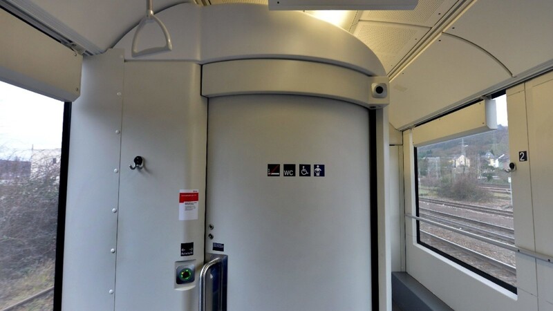 Sie musste ganz dringend, doch die einzige Toilette im Zug war defekt: Eine Frau hat deswegen die Deutsche Bahn auf Schmerzensgeld verklagt.