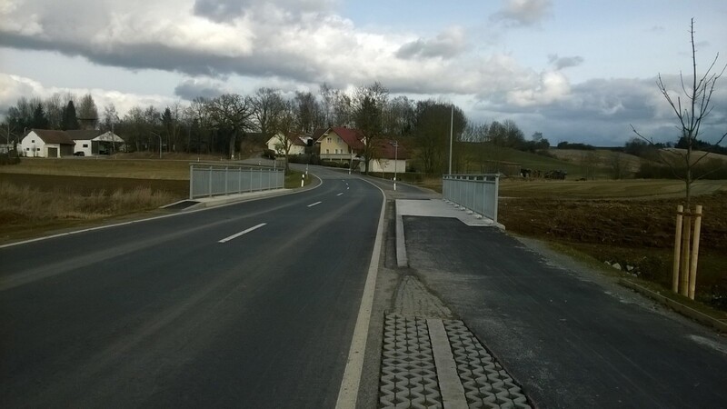 Eine bei Hadersbach im Jahr 2014 neu gebaute Straßenbrücke: Sie hat bei der Erneuerung auch einen Radweg bekommen. - Dass pro Jahr mindestens eine der kreiseigenen Straßenbrücken saniert oder neu gebaut werden, wünscht sich der Chef der Tiefbauverwaltung.