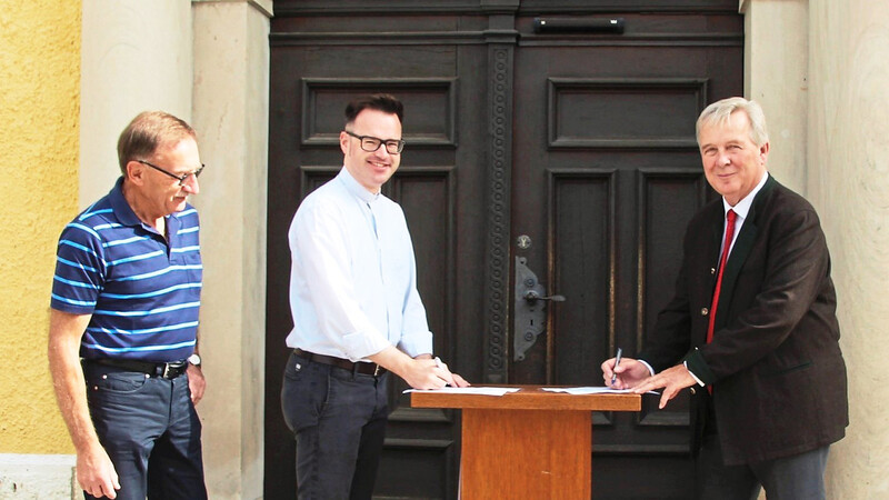 Pfarrer Franz Becher (mitte) leistete gemeinsam mit Bürgermeister Johann Bergermeier (rechts) und seinem Stellvertreter Dr. Sigfried Gehrmann die ersten Unterschriften.