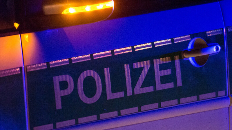 In Frontenhausen ist am Montagabend ein junger Mann bei einem Überfall schwer verletzt worden. (Symbolbild)