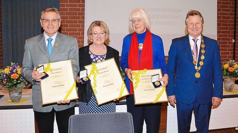Unser Bild zeigt die drei Geehrten Klaus Reinisch, Hildegard Meichel und Luise Bortenschlager mit Bürgermeister Heinz Kiechle (von links).