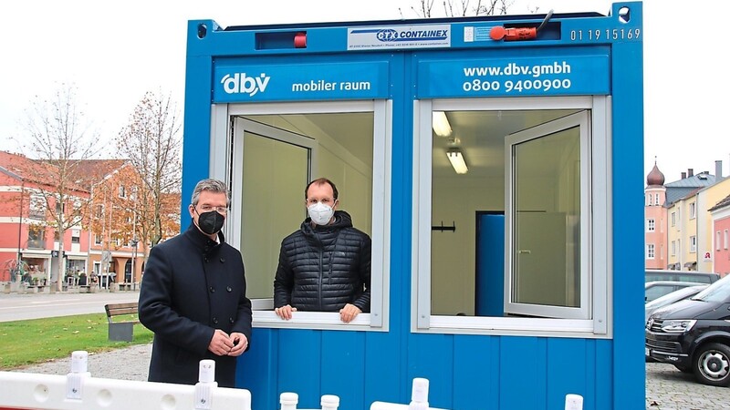 Bürgermeister Hans Schmalhofer (l.) und Apotheker Andreas Honsa beim Container, in dem ab Anfang kommender Woche getestet wird.