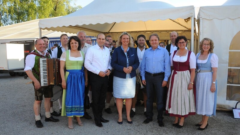 Die regionale CSU-Prominenz und lokale Kommunalpolitiker begrüßten die Staatsministerin in Velden.