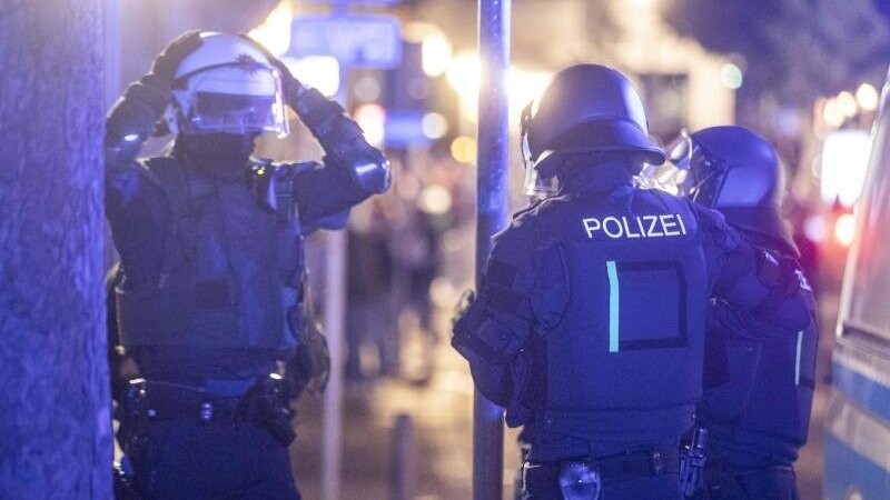 Polizeieinheiten sammelten sich, um gegen die Randalierer in Stuttgart vorzugehen.