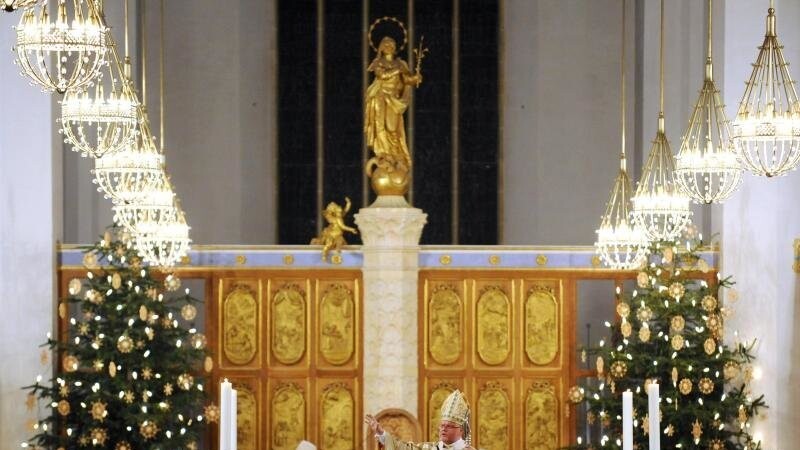 Wegen der Ausgangssperre können Christen an Weihnachten nicht die abendliche Messe besuchen. Das Bistum Regensburg bietet dafür über die Feiertage mehrere Streams an (Symbolbild).