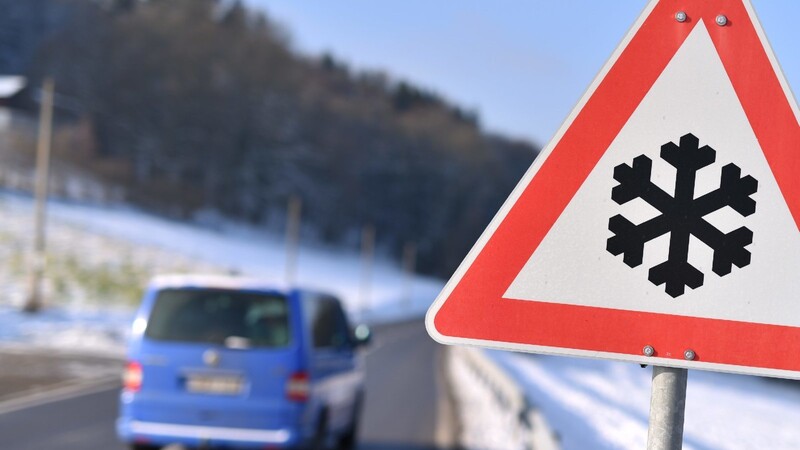 Schnee auf der Straße ist gefährlich - vor allem ein Brocken von fat einem halben Meter (Symbolbild).