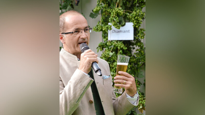 Walter König, Geschäftsführer des Bayerischen Brauerbundes, stellte das mit Diamant (im Hintergrund) gebraute Bier vor.