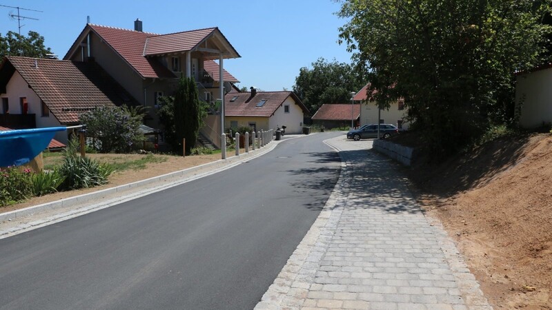 Im Zuge der Dorferneuerung wurde in Degernbach die Straße neu asphaltiert, daneben hat man einen Gehweg gebaut. Geparkt werden darf hier nicht.