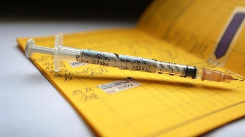 Zum gelben Impfbuch soll es bald einen digitalen Impfnachweis geben. Jedoch soll beides leicht gefälscht werden können (Symbolbild).