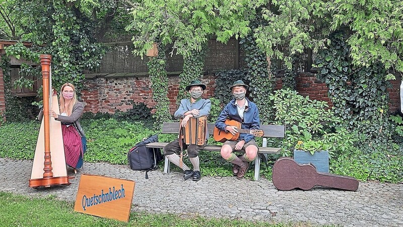 Die drei Musiker von Quetschnblech und Jugendseelsorger Andreas Steinhauer waren unter anderem vor dem Seniorenheim und dem Hospiz in Vilsbiburg unterwegs.