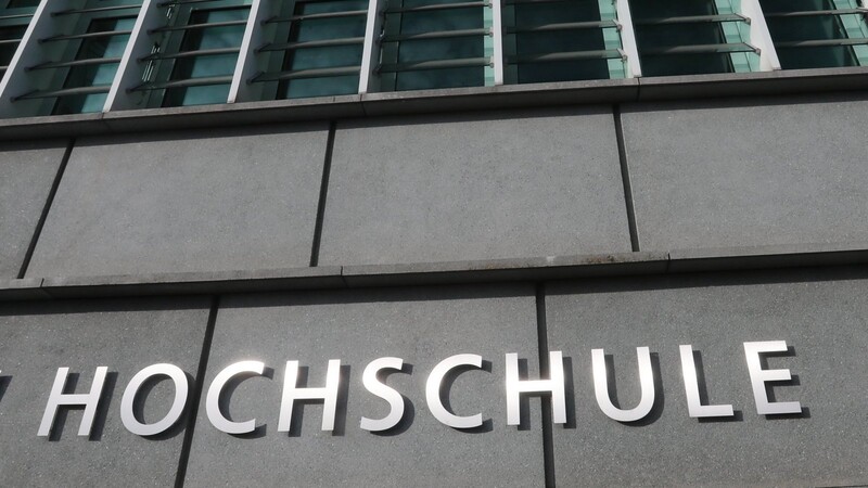 Der ehemalige bayerische Justizminister Winfried Bausback (CSU) will Hochschulen gegen zunehmende "Wissenschaftsfeindlichkeit" wappnen.