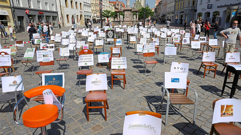 Jeder Stuhl steht für eine Existenz, die auf dem Spiel steht. Wirte aus Straubing und dem Umland haben am Freitag mit der Aktion "leere Stühle" auf die Lage der Restaurants, Kneipen und Discos hingewiesen.