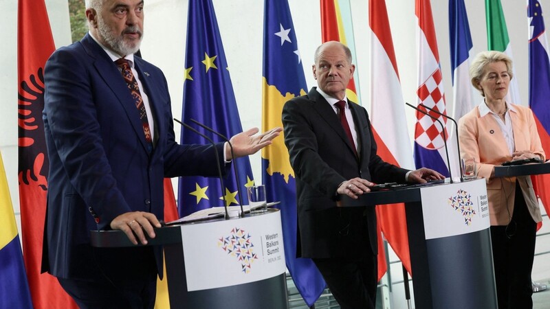 Der albanische Premierminister Edi Rama (l.), Bundeskanzler Olaf Scholz und EU-Kommissionspräsidentin Ursula von der Leyen informieren über die Ergebnisse des Gipfeltreffens.
