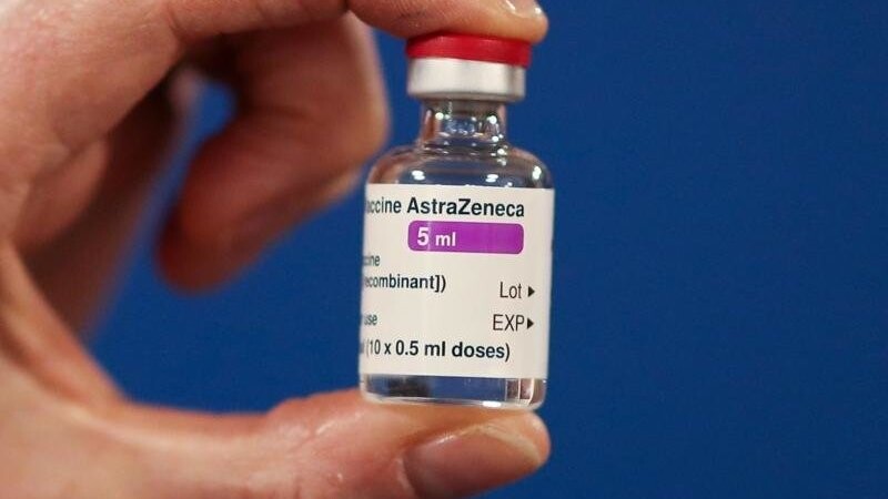 Eine Ampulle des Corona-Impfstoffs Astrazeneca ist zu sehen. Foto: Russell Cheyne/PA Wire/dpa/Symbolbild