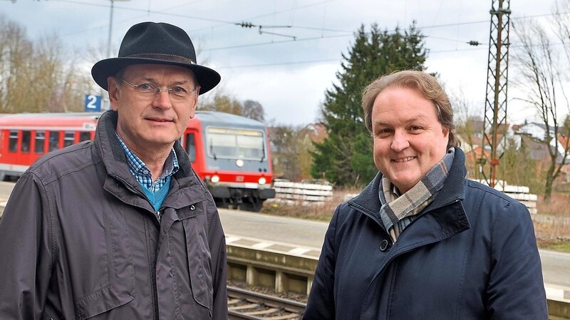 Helmut Radlmeier (r.) freute sich mit zweitem Bürgermeister und Mitinitiator Otto Pritscher über die Aufnahme des Bahnhofs in das Förderprogramm.