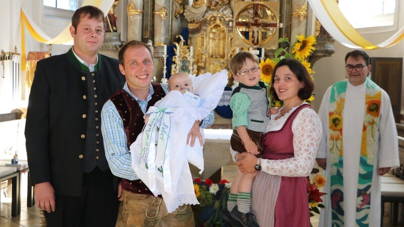 Die Taufe erhielt am Sonntag der fünf Monate alte Lukas Peter Kuchler, den sein Taufpate auf dem Arm hält. Mit im Bild die Eltern, der Bruder Kilian Michael sowie Stadtpfarrer Herbert Mader.