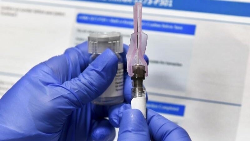 Eine Krankenschwester bereitet eine Spritze mit einem potenziellen Impfstoff der US-Biotech-Firma Moderna gegen Covid-19 vor. (Symbolbild)