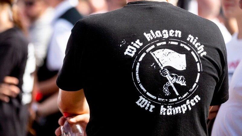 "Wir klagen nicht. Wir kämpfen" steht auf dem Shirt dieses Teilnehmers einer Neonazi-Demo.