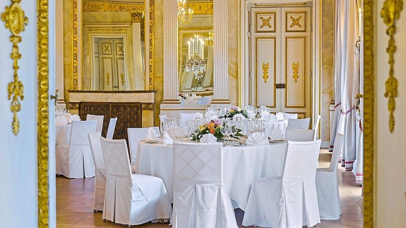 Prunkstück im zweiten Stock des Palais Montgelas: der sogenannte Königssaal mit seinen aufwendigen Stuckaturen und raumhohen Spiegeln im Stil von Louis XV.