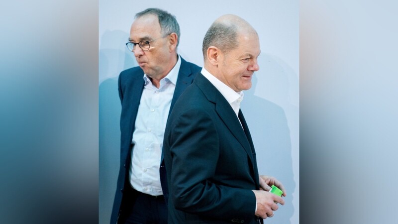 Norbert Walter-Borjans (l.), designierter SPD-Parteivorsitzender, will die Abkehr der "schwarzen Null" diskutieren. Bundesfinanzminister Olaf Scholz (r.) hält daran fest.