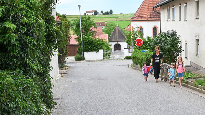 Kein Gehweg: Wer in Volkenschwand zu Fuß zum Kindergarten will, muss noch immer auf die Straße.