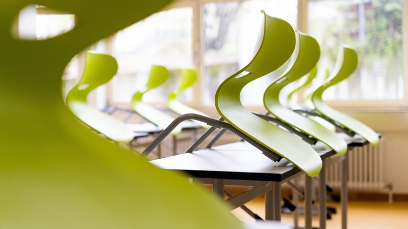 Stühle stehen auf Tischen in einem leeren Klassenzimmer. Ein Bild, das nach 14 Monaten Pandemie die Schulen in Landshut weiterhin prägt.
