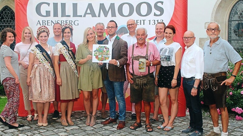 Die Dirndlköniginnen, Abensbergs Bürgermeister Uwe Brandl (6. v. r.) sowie Vertreter von Stadtverband, Stadt und Brauereien präsentieren den Gillamoos-Krug 2019 mit dem neuen Logo.
