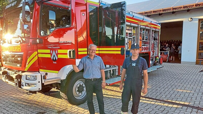 Im August letzten Jahres bekam die Gemeinde Train (links Bürgermeister Gerhard Zeitler) ein Feuerwehrfahrzeug. Jetzt ist auch der Zuschuss dafür in trockenen Tüchern.