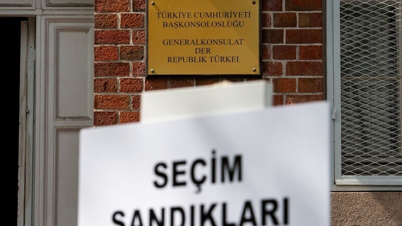 Ein Schild mit der Aufschrift "Secim Sandiklari" (Wahlurne) steht vor dem Generalkonsulat der Republik Türkei.