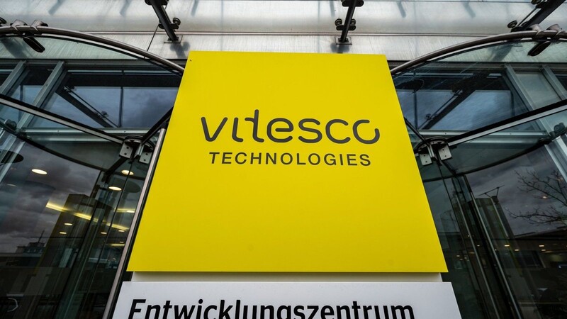 "Vitesco Technologies- Entwicklungszentrum" steht auf einem Schild.