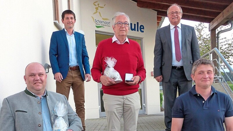 Die beiden Bürgermeister mit den verabschiedeten Gemeinderäten Walter Reiser, Matthias Winterl und Martin Winterl. Wolfgang Zajac konnte an der letzten Sitzung nicht teilnehmen.