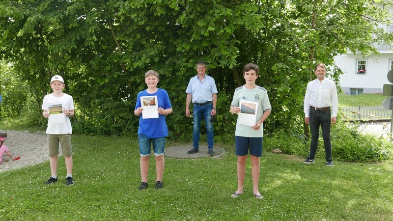 Die drei Sieger beim Fotowettbewerb mit Bürgermeister Heinz Niedermayer und dem Jugendbeauftragten Thomas Aschenbrenner.